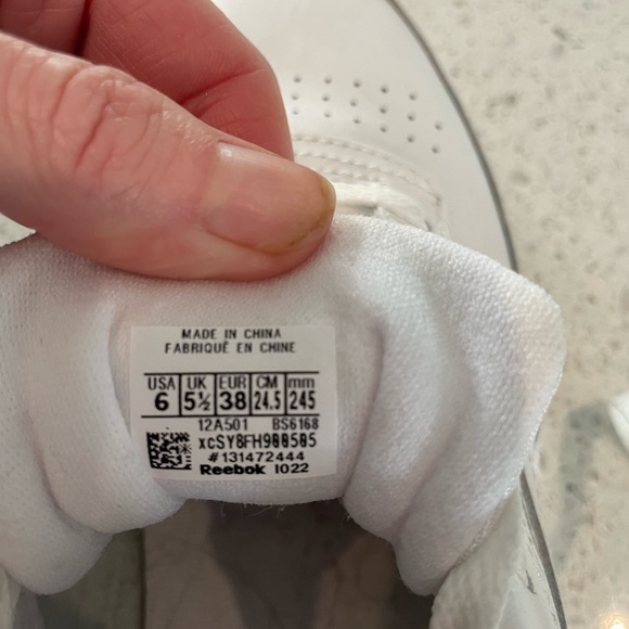 New  Reebok sneakers   Boys size 6 or women’s size 8. Worn once - Picture 1 of 2